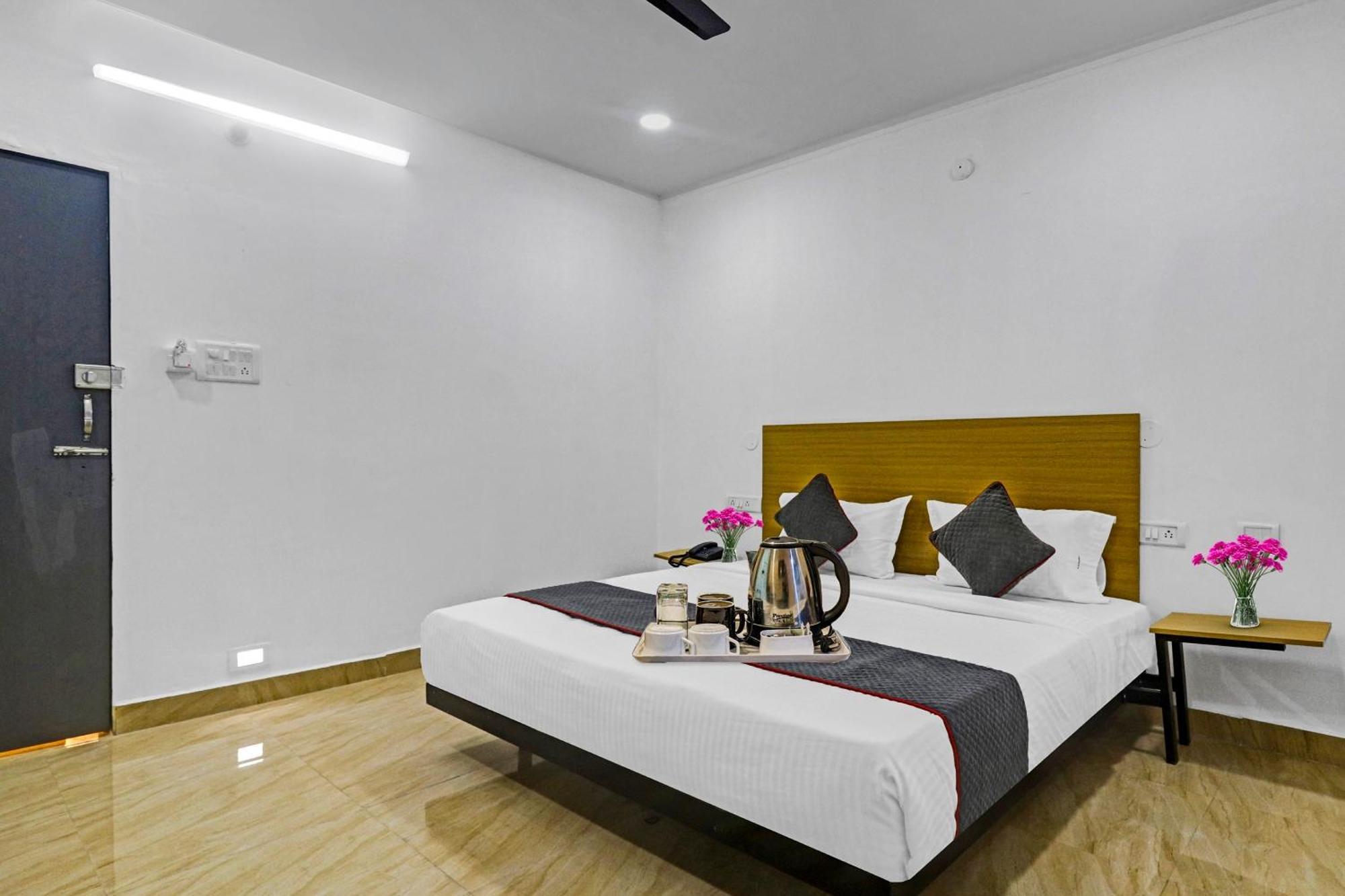 Townhouse De Alphabet Hotel Gachibowli エクステリア 写真
