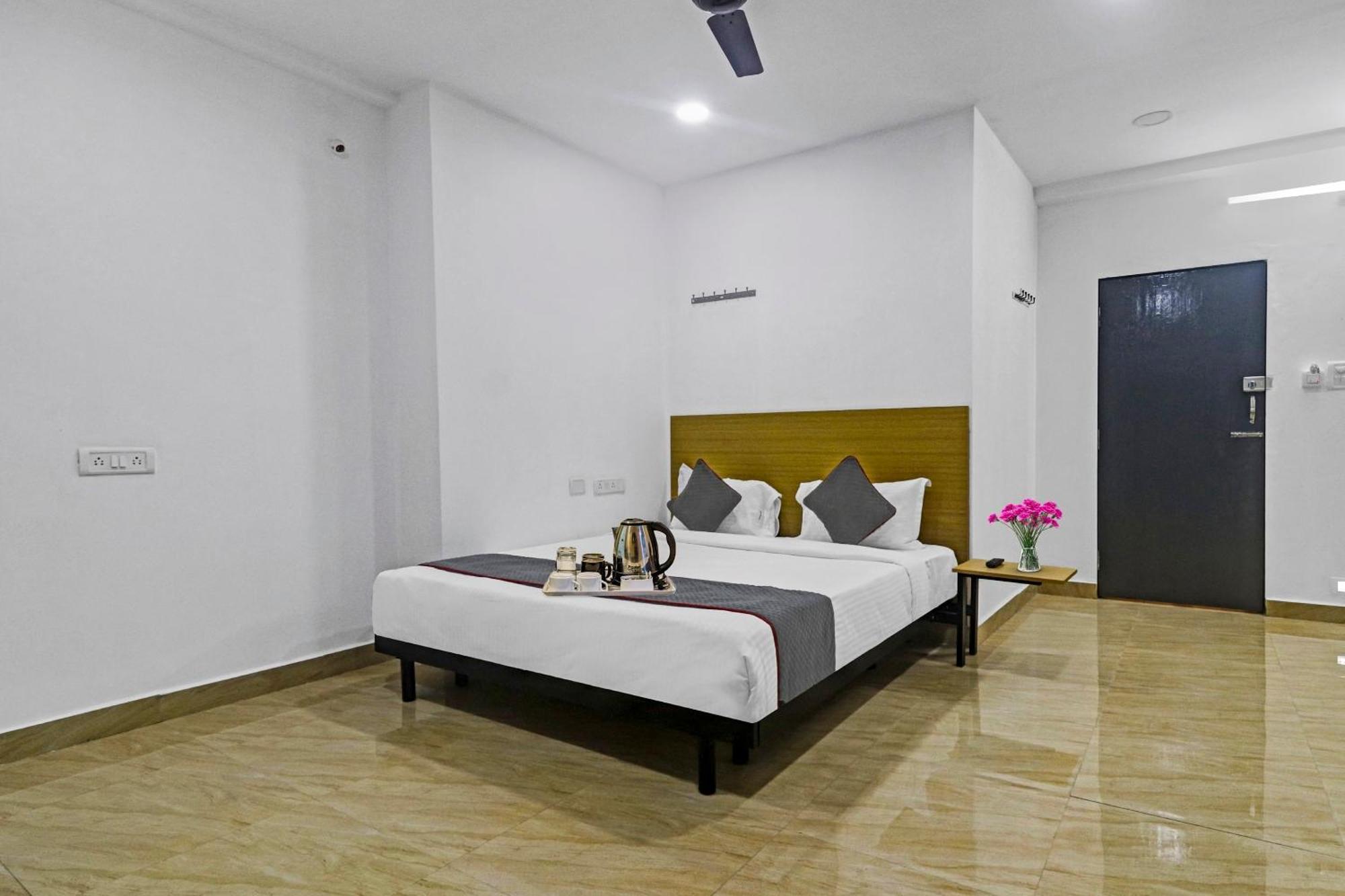 Townhouse De Alphabet Hotel Gachibowli エクステリア 写真